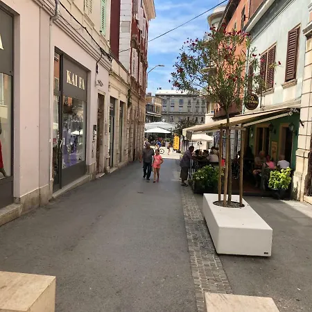 Sweet With Free Private Parking Apartament Pula