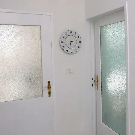 Sweet With Free Private Parking Apartment *