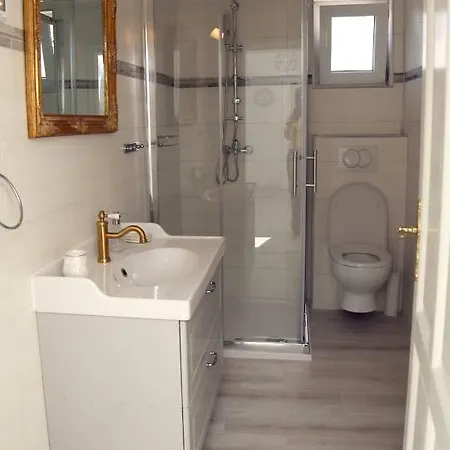 Sweet With Free Private Parking Apartment *